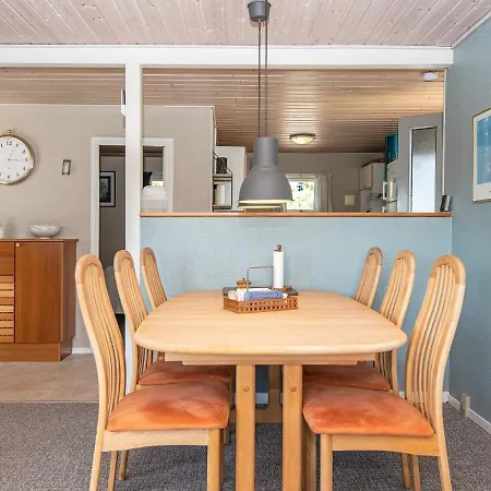 6 Person In Hemmet-by Traum