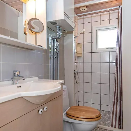 6 Person In Hemmet-by Traum